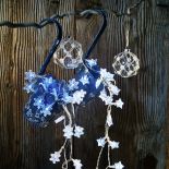 Wiszące doniczki/kubki, a w nich sznur nastrojowych lampek.