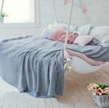 wiszące łózko w sypialni