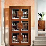 Witryna Arca z litego drewna: do wyboru wiśnia europejska lub orzech włoski. Brzmi smakowicie! Cena – 7562 euro. MIRAGE