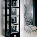 Witryna Quadrotti Deco marki Carpanelli zrobiona jest z hebanu zdobionego macicą perłową. Kosztuje 17 900 zł. PATT MEBEL