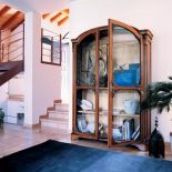 Witryna w stylu Ludwika XV fornirowana drewnem czereśniowym i ręcznie woskowana. Cena 35 300 zł. SELVA