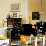 Witryna wypełniona dekoracyjnymi naczyniami.