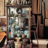 Witryna wypełniona posążki i naczyniami.