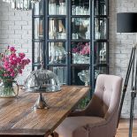 W nowoczesnym, ale stylowo urządzonym lofcie prym wiedzie bielone lub olejowane drewno.