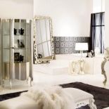 Witryny Pret-a-PorteR firmy Moda wykończone są płatkami srebra i mają kryształowe półki. Cena - 42