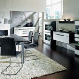 Witryny wiszące po 2381 zł, szafka wisząca za 1747 zł, półka w cenie 847 zł. KLOSE