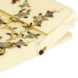 Wizytownik z kości słoniowej dekorowany japońską techniką shibayama, dynastia Meji (druga połowa XIX w.), z