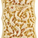 Wizytownik z kości słoniowej z rzeźbą Świat morza , Chiny, około 1890 r., z kolekcji Włodzimierza Hermana, fot. G. Kołodziej