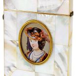 Wizytownik z masy perłowej z ręcznie malowaną miniaturą-medalionem, Europa, 1880-1900 r., z kolekcji Włodzimierza Hermana,