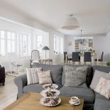 Właścicelka i projektantka biel połączyły z szarością i odrobiną kremu, a na koniec dorzuciły drobiazgi