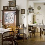 Właściciel jest nie tylko grafikiem i fotografem, ale też zbieraczem staroci, kolekcjonerem, projektantem mebli.