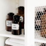 Właściciel tej łazienki nie może narzekać na brak schowków.