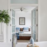 Właściciele kochają podróże do Włoch i Grecji, dlatego w domu chcieli mieć coś białego i