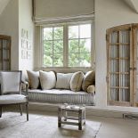 Właściciele postawili na solidne materiały i szorstkie, matowe powierzchnie. Mimo to jest przytulnie.