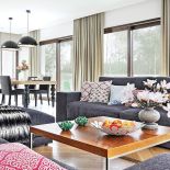 Dom urządzony jest nowocześnie z elementami stylu art deco i glamour.