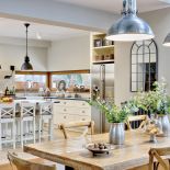 Właściciele uwielbiają gotować dla gości. Dom urządzili tak, by móc to robić jak najwygodniej i jak najczęściej.