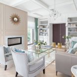 Właściciele wiedzą, że na piękne przedmioty warto czekać. Najlepszym dowodem jest ich słoneczko nad kominkiem