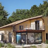 Właściciele wywiercili własną studnię, zbierają deszczówkę w specjalnych zbiornikach i spłukują nią toaletę, a dzięki