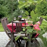 Właściciele zasiadają od wczesnej wiosny do późnej jesieni na tarasie południowym, a latem, gdy upał robi się nieznośny –