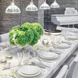 Właścicielka domu uwielbia światło - w całym domu są nowoczesne lampy i konstrukcje oświetleniowe.