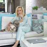 Właścicielka domu z ukochanymi kotami brytyjczykami Lakiem i Rubinem.