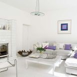 Salon z narożną kanapą.