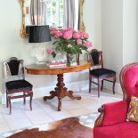 Właścicielka lubi bawić się stylami.