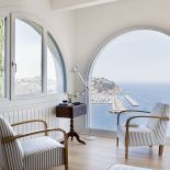 Właścicielka nie zmieniła wiele, wstawiła tylko panoramiczne okno, a oryginalną marmurową podłogę zamieniła w każdym