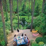 Właścicielka ogrodu często zaprasza przyjaciół.