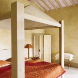 Właścicielka projektuje meble. Mówi, że powstają one z potrzeby wygody, a nie zapełniania wnętrza.