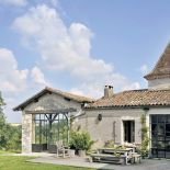 Właścicielka stwierdziła, że ten wiekowy dom ze stodołą i starym gołębnikiem musi zostać taki, jaki był.