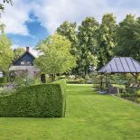 Właścicielka uwielbia przycinać bukszpany w fantazyjne kształty.