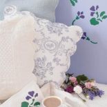 Własnoręcznie namalowane fiołki na ścianie i serwetkach. Pamiętajmy, że do ozdabiania serwetek należy użyć specjalnych