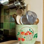 Własnoręcznie pomalowana ceramiczna donica może służyć za poręczny pojemnik na kuchenne przybory.
