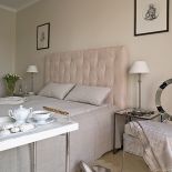 Włoski sznyt: łóżko i lustrzane stoliki.