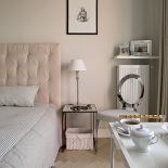 Włoski sznyt: łóżko i lustrzane stoliki.