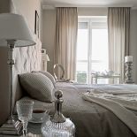 Włoski sznyt: łóżko i lustrzane stoliki.