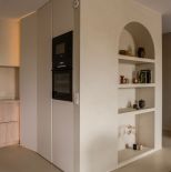 wnęka w kształcie łuku z półkami na książki i dekoracyjne przedmioty