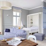 Wnękę na łóżko zaprojektowała Ewa, a zrobiła Fabryka Wnętrz. Kanapa z IKEA – gdy znudzą się granatowe paski, WŁaścicielka