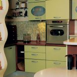 Wnęki w pofalowanej ścianie to idealne miejsce na dekoracyjne drobiazgi.