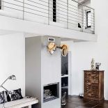 Wnętrza jak czarno-białe fotografie z odrobiną sepii – w tym kolorze są meble z odzysku.