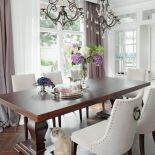 Na podłodze jodełka klasyczna (dąb wędzony Palermo) z parkett.pl. Stół i krzesła w jadalni marki Meble Łuszczyński.