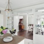 We wnętrzach dominuje tak ceniony teraz modern classic, inspirowany stylem amerykańskich rezydencji. Do tego nuty