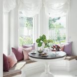 We wnętrzach dominuje tak ceniony teraz modern classic, inspirowany stylem amerykańskich rezydencji. Do tego nuty