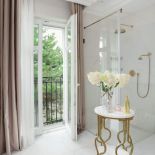 Wolno stojąca wanna z wysokim oparciem, SZARA BOAZERIA, grzejnik w stylu retro oraz baterie w