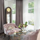 We wnętrzach dominuje tak ceniony teraz modern classic, inspirowany stylem amerykańskich rezydencji. Do tego nuty