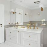 We wnętrzach dominuje tak ceniony teraz modern classic, inspirowany stylem amerykańskich rezydencji. Do tego nuty