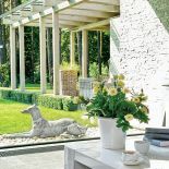 Wnętrza otwarte są na ogród, który dosłownie wchodzi do środka przez ściany ze szkła.