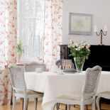 Wnętrza są niezwykle ciepłe i kobiece.