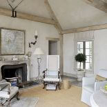 Wnętrza urządzone w europejskim stylu. Ściany są nierówne, jakby nadgryzione zębem czasu. Bielone belki –